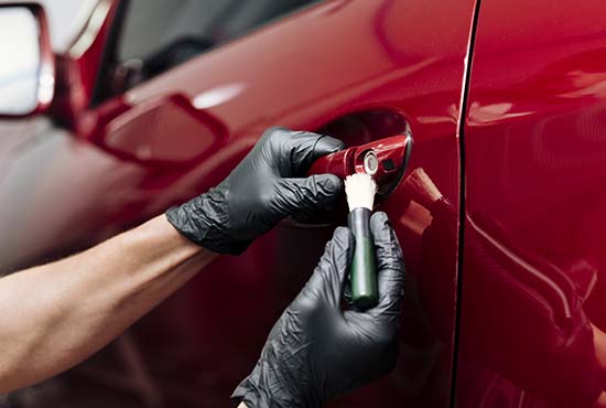 Nettoyage d'une poignée de porte de voiture